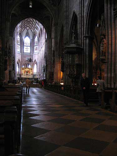 Mittelgang mit Blick zum Chor